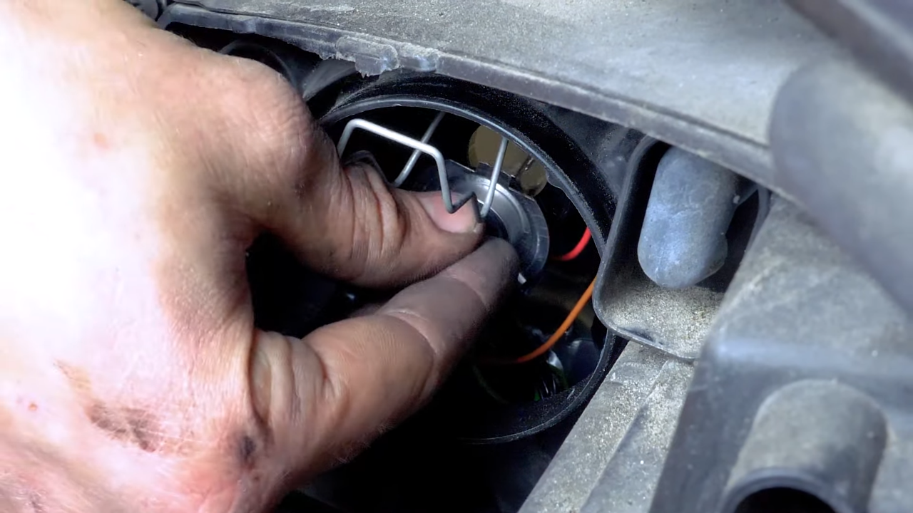 Comment changer les ampoules d'éclairage avant Volkswagen Golf 5